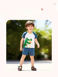 Détail d'un ensemble d'été garçon avec imprimé crocodile et manches raglan