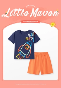 Détail de l'ensemble d'été en coton pour garçons avec t-shirt fusée et short orange