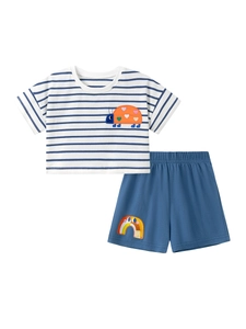 Ensemble d'été pour filles avec t-shirt rayé à insectes et short à écusson arc-en-ciel