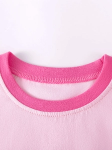 Camiseta rosa de algodón para niña con cuello redondo acanalado y costuras detalladas