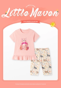 Détail du t-shirt rose à volants avec imprimé chat et pantalon fleuri assorti
