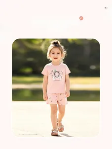 Détail d'un ensemble d'été rose pour fille avec imprimé dessin animé et short