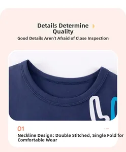 Détail du col d'un t-shirt en coton bleu marine avec couture double aiguille durable