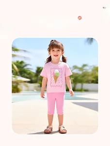 Ensemble d'été pour fille avec t-shirt imprimé glace et legging au bord de la piscine