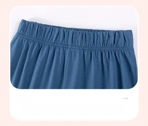Détail de la taille élastique d'un short en coton bleu à texture côtelée douce