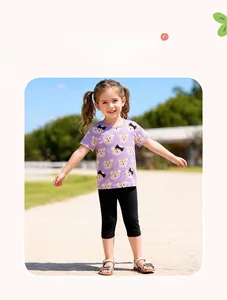 Détail de l'ensemble t-shirt violet imprimé ours et legging noir pour petites filles