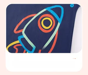 Détail de l'imprimé fusée sur un t-shirt en coton bleu marine avec sérigraphie de qualité