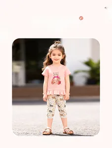 Détail de l'ensemble rose pour fille avec motifs de chats et manches à volants