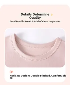 Détail de l'encolure en maille de coton rose avec couture double aiguille de qualité