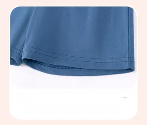 Détail de l'ourlet du short en coton bleu avec double couture et texture maille côtelée