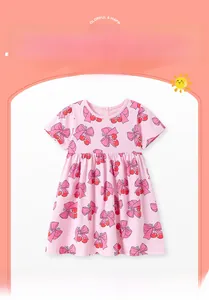 Détail de la robe rose pour fillette avec imprimé cerises et nœuds en coton doux