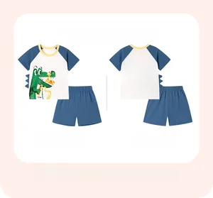Détails avant et arrière de l'ensemble été pour petit avec motif crocodile et manches raglan