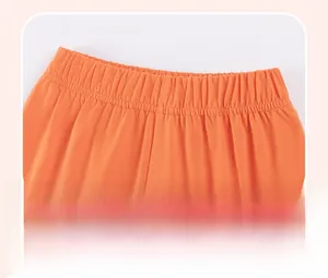 Détail de la taille élastique sur le short en coton orange pour garçons