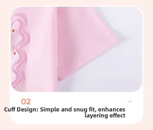 Détail de la manche d'un t-shirt rose en coton avec double couture et finition soignée