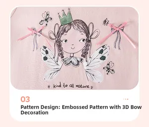 Détail de haut en tricot de coton rose avec motif fille, texte et nœud décoratif 3D