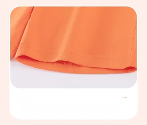 Détails du short orange pour garçon montrant l'ourlet à double couture et le tissu de qualité