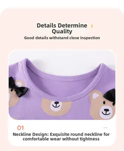 Détail du col en coton violet avec ours et nœuds noirs sur l'ensemble pour filles