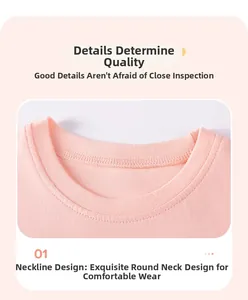 Détail de l'encolure du t-shirt rose en coton avec col rond côtelé et coutures précises