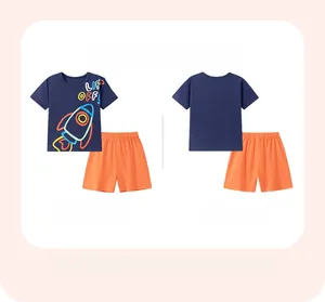 Vue détaillée avant et arrière de l'ensemble enfant t-shirt fusée et short orange