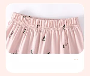 Détail du pantalon de pyjama rose pour enfant avec taille élastique et motif floral