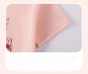 Détail de la manche du T-shirt en coton rose avec couture double et imprimé lapin