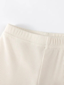Nahaufnahme der gerippten Baumwollhose für Babys mit elastischem Bund in Cremeweiß