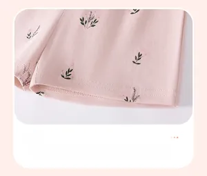 Détail de l'ourlet du short rose à fleurs montrant les coutures et le tissu en coton doux