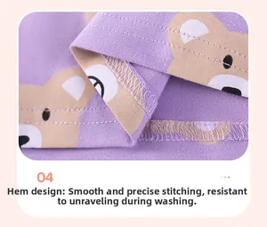 Détail macro de couture double aiguille sur un t-shirt en coton violet avec motif ours