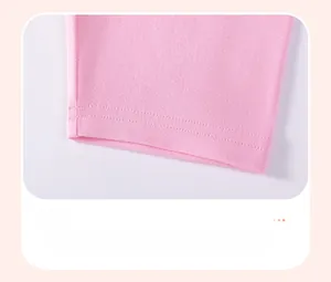 Détail du bas de pantalon en maille rose montrant la qualité des coutures à double aiguille