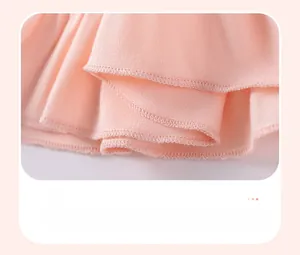 Détail de l'ensemble fille avec smocks délicats et coutures précises sur le bord inférieur