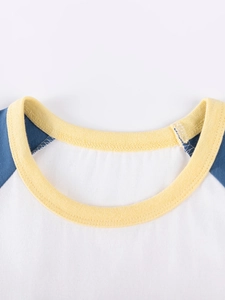 T-shirt en coton à manches raglan pour enfant avec col jaune et détails de manches bleus