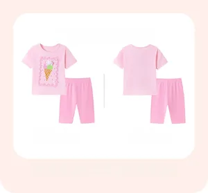 Vue détaillée avant et arrière de l'ensemble d'été rose pour filles avec motif glace