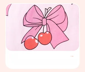 Gros plan sur tissu en coton rose avec motif mignon de cerise et nœud papillon
