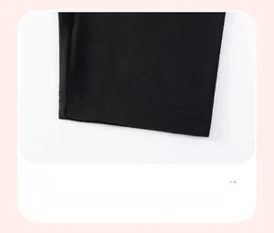 Détail de la couture double sur le bas du pantalon noir pour enfant en coton doux