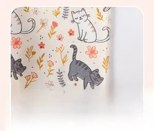 Détail du tissu doux avec motifs de chats et fleurs dessinés à la main pour bébés filles