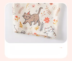 Détail du pantalon en coton beige pour fille avec motifs de chat et fleurs mignons