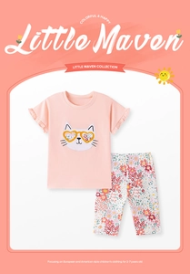 Détail de l'ensemble d'été pour fille avec t-shirt chat rose et pantalon à fleurs