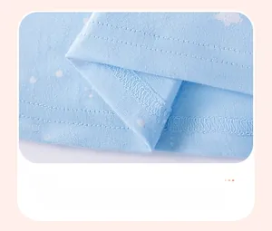 Detail eines Mädchenkleid-Saums mit weißem Sterndruck und sauberer Doppelnaht