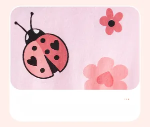 Gros plan sur un tricot rose avec motifs de coccinelles et cœurs pour tout-petits