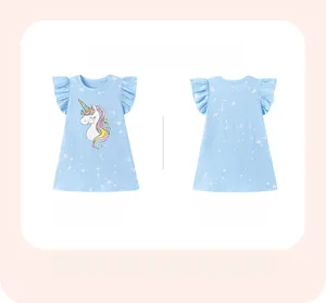 Vorder- und Rückansicht des hellblauen Mädchenkleides aus Baumwolle mit Einhorn-Print