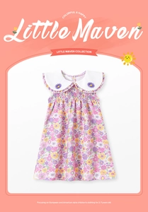 Dettaglio vestito floreale da bambina con colletto Peter Pan e margherita ricamata