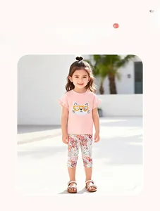 Détail d'un ensemble d'été pour fille avec t-shirt chat rose et legging à fleurs