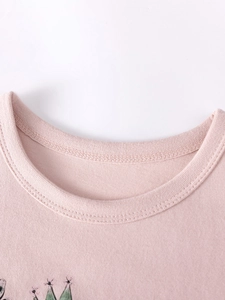 Gros plan du col en coton rose avec couture de qualité pour ensemble fille