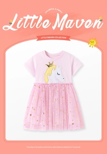 Détail de la robe tutu rose avec broderie licorne et paillettes d'étoiles dorées