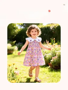 Dettaglio dell'abito floreale viola per bambina con colletto Peter Pan bianco e ricamo a margherita