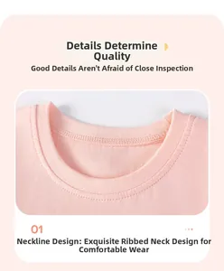 Gros plan détaillé de l'encolure côtelée d'un t-shirt rose en coton pour fillettes