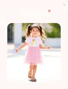 Détail de robe licorne rose avec paillettes d'étoiles dorées sur jupe en tulle
