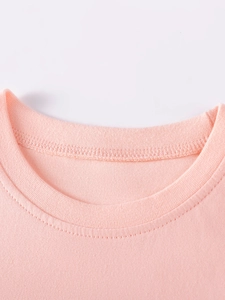 T-shirt rose pour filles avec col rond en maille côtelée et détails de couture soignés