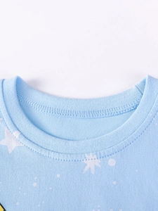Blaues Baumwollkleid für Kinder mit weißen Sternen und gelbem Druck am Rundhals