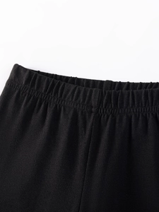 Ensemble d'été pour filles avec taille élastique noire et finitions de couture précises
